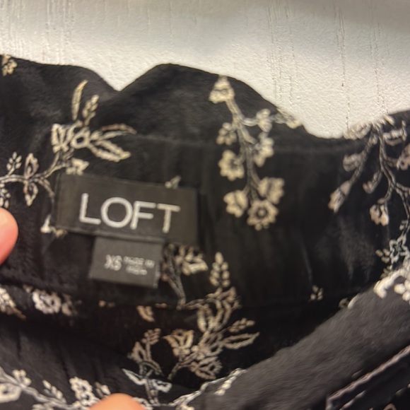 LOFT Printed Paper Bag, Pull on elastic waist.Tie Belt. SZ XS Black/white floral - Picture 3 of 6